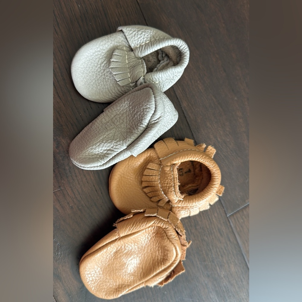 Freshly picked leather Baby Moccasins in light gray and Tan